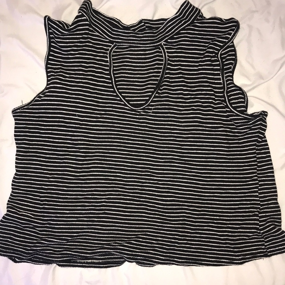 SUPER CUTE LOW CROP TOP